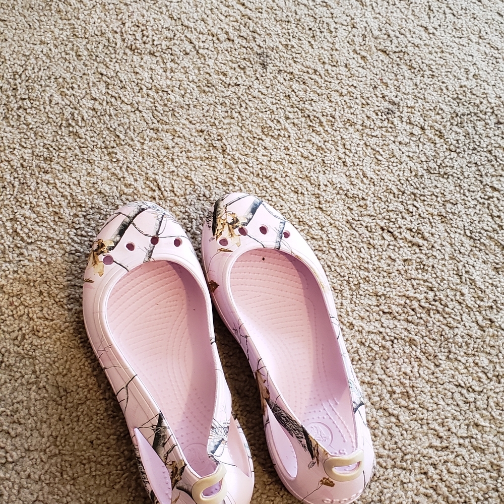 Used pink realtree  crocs women's size 10